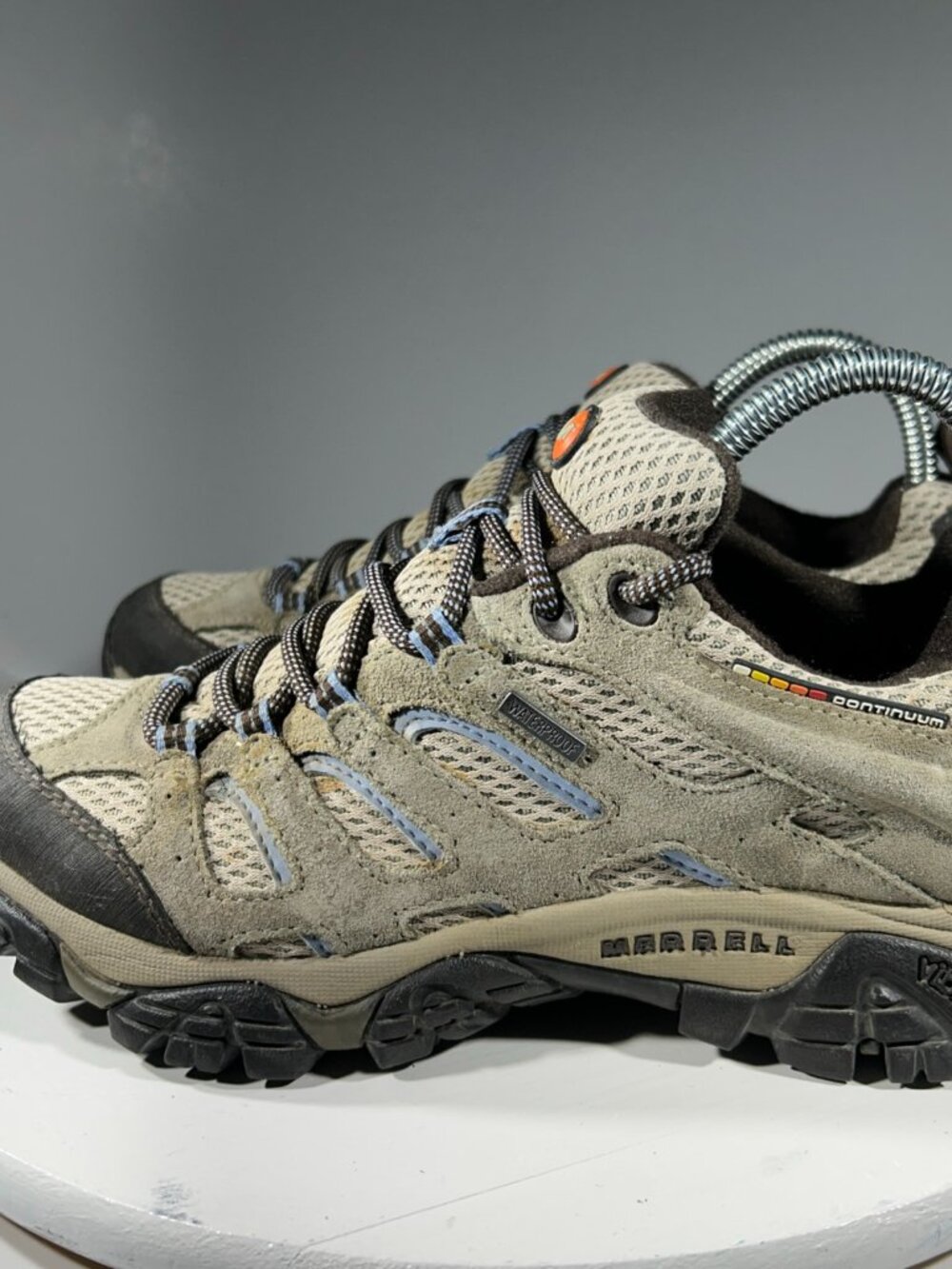 Merrell Moab Womens Hiking Shoes Size 7 Beige Low Vibram Waterproof Sneaker Boot